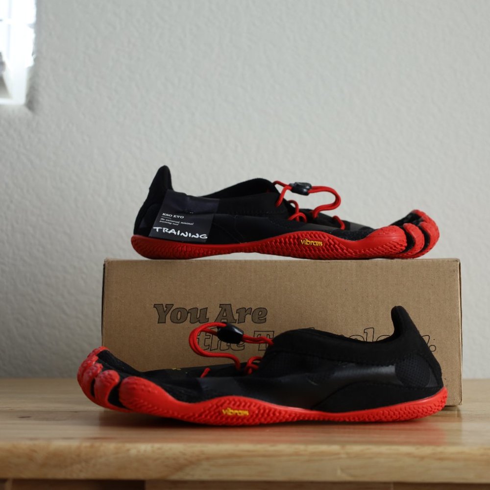 NEW Vibram Women's KSO EVO FiveFingers Size 37 5.5-6 Black Red Retails for $100